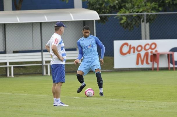 Mano Menezes montou Cruzeiro que deve encarar o Villa Nova no sbado e promoveu trs mudanas em relao ao ltimo jogo: Murilo entrou na vaga de Leo, Egdio no lugar de Marcelo Hermes e Robinho deu lugar a Ariel Cabral
