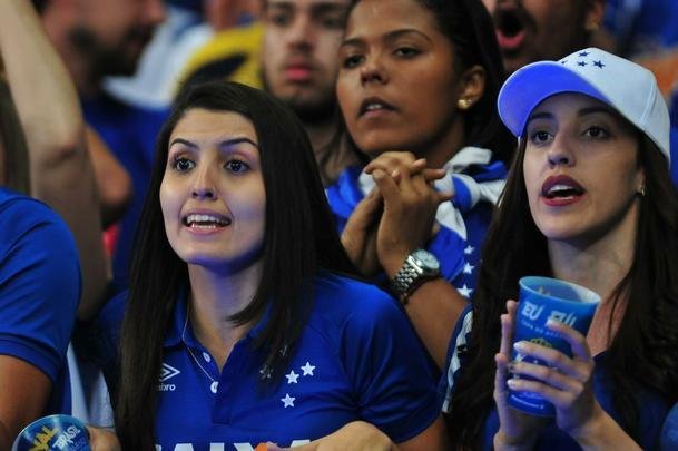Da ansiedade  festa: torcedores do Cruzeiro foram  loucura no Mineiro