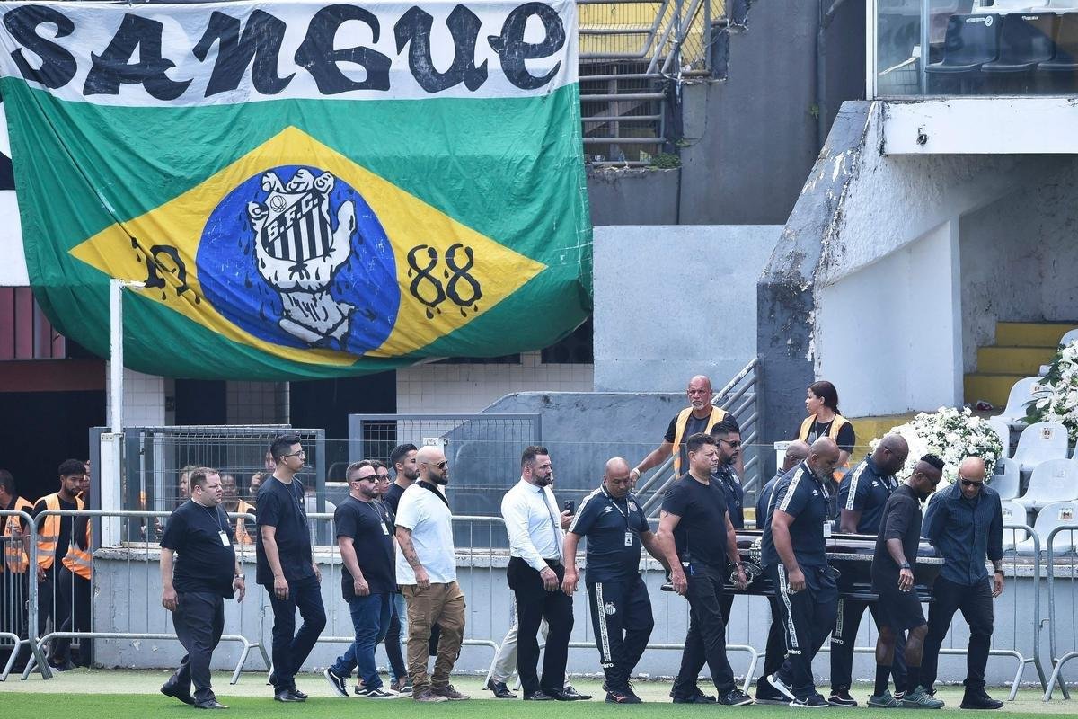 Corpo de Pel  velado na Vila Belmiro, estdio do Santos. 