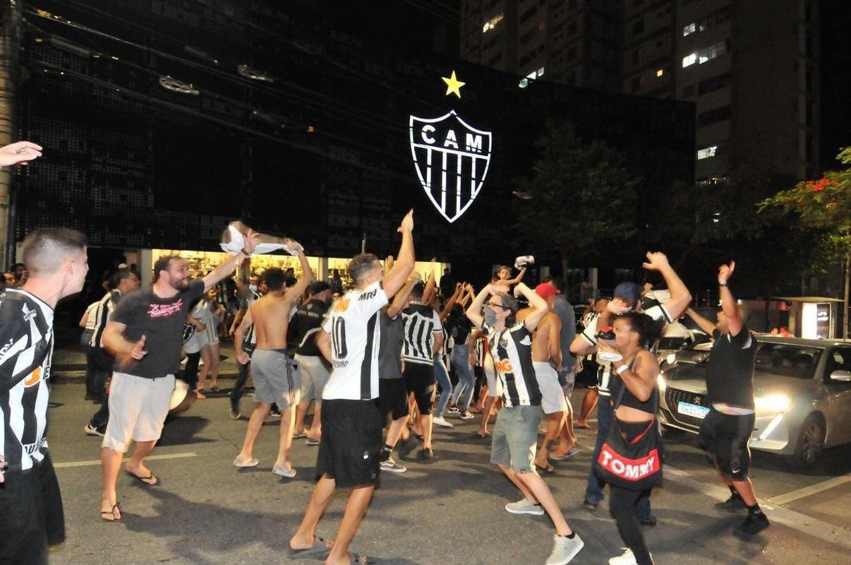 Fotos da festa e do buzinao da torcida do Atltico em frente  sede do clube, no bairro de Lourdes, em BH. Centenas de pessoas foram ao local para festejar, de forma antecipada, o ttulo brasileiro de 2021