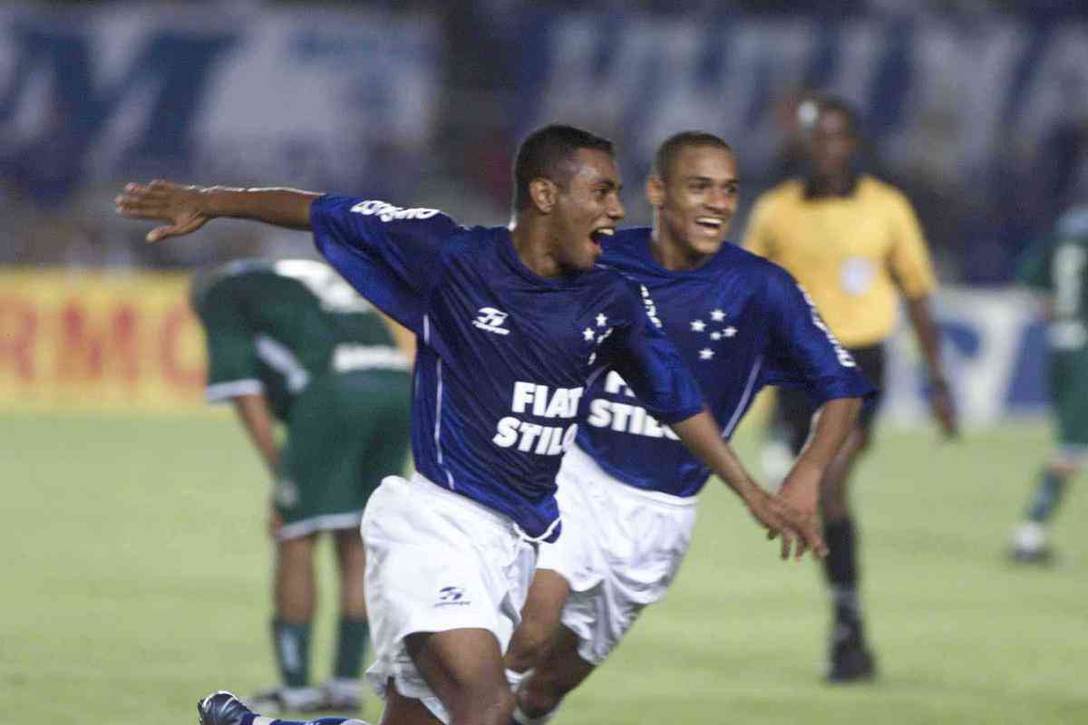 Augusto Recife fez o segundo gol na vitória do Cruzeiro sobre o Goiás por 2 a 1, no Mineirão, pela semifinal da Copa do Brasil de 2003