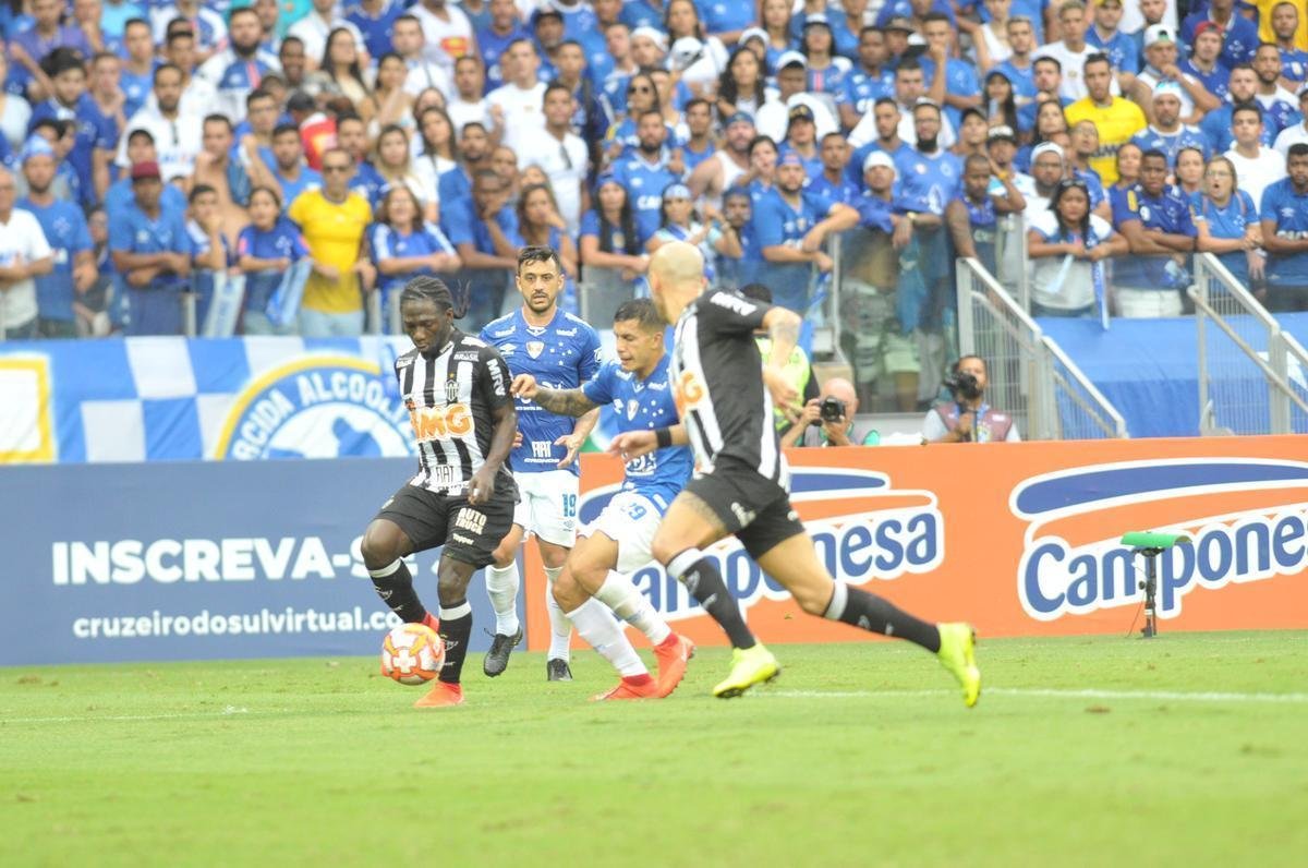 Fotos do primeiro tempo do clssico entre Cruzeiro e Atltico, pela final do Mineiro