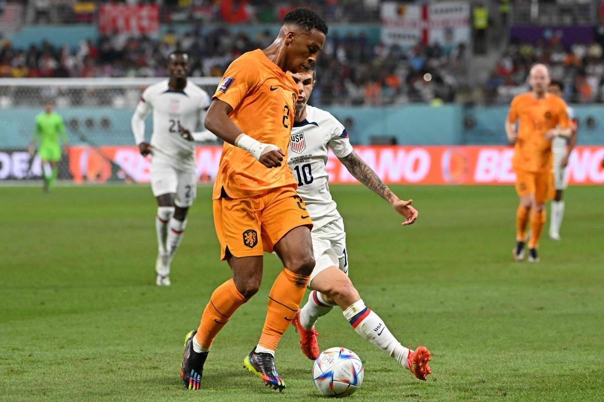 Lances do jogo entre Holanda e Estados Unidos pelas oitavas de final da Copa do Mundo.