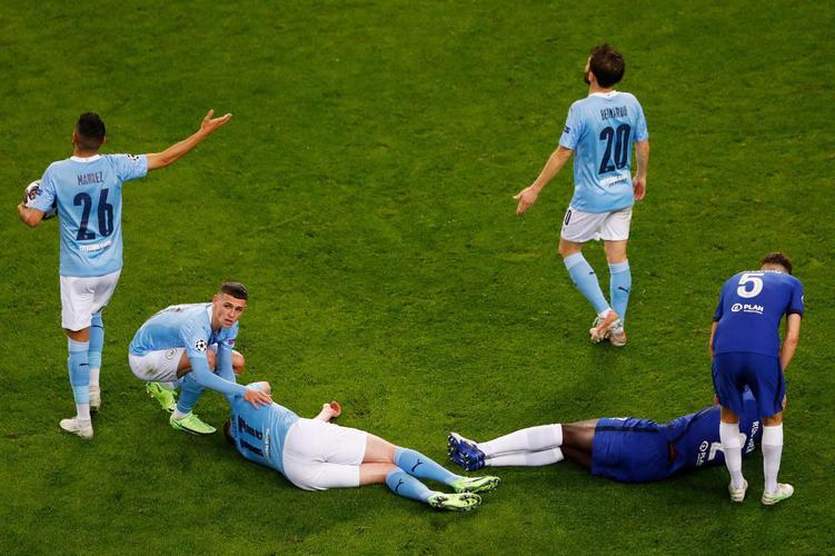 Imagens da grande decisão entre Manchester City e Chelsea no Estádio do Dragão