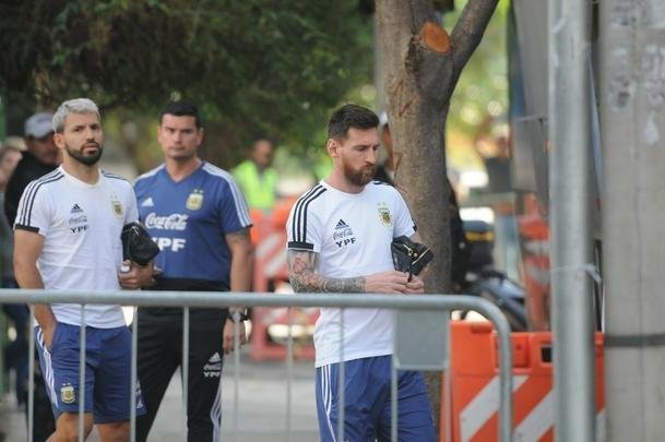 Jogadores da Seleo Argentina deixaram hotel sem contato com torcedores. Em seguida, fizeram um treino fechado no Estdio Independncia. No sbado, Messi e cia decidem terceiro lugar da Copa Amrica na Arena Corinthians