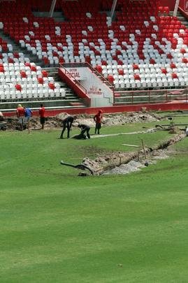Funcionários do clube trabalham para recuperar o gramado após as fortes chuvas que caíram no Recife
