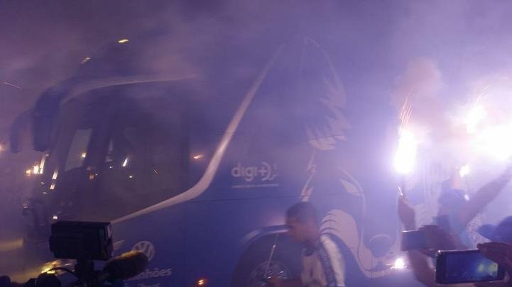 Torcida do Cruzeiro promove rua de fogo na saída da delegação da Toca da Raposa II, rumo ao aeroporto de Confins, antes da viagem para Porto Alegre. Time enfrenta o Internacional na quarta-feira, no Beira-Rio, pela semifinal da Copa do Brasil