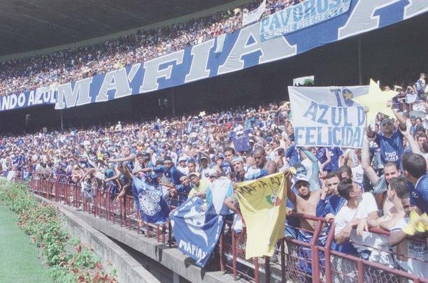 Torcida do Cruzeiro lotou Mineiro em 30 de novembro de 2003 para assistir ao duelo com o Paysandu, pela 44 rodada do Campeonato Brasileiro, que confirmaria o ttulo brasileiro e a Trplice Coroa. O pblico foi de 73.141 pagantes e gerou uma renda de R$ 827.201,00. O nmero de presentes no foi divulgado. O time celeste no decepcionou, venceu por 2 a 1, com gols de Zinho e Mota, e deu incio  festa em Belo Horizonte.