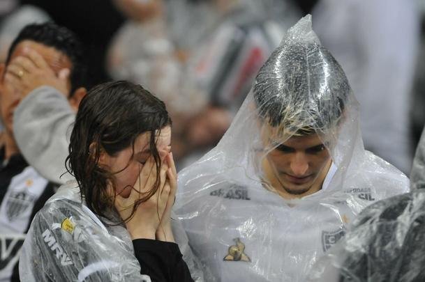 Fotos de tristeza e decepo dos torcedores atleticanos com a eliminao da Copa Sul-Americana para o Coln, no Mineiro. Galo perdeu nos pnaltis por 4 a 3