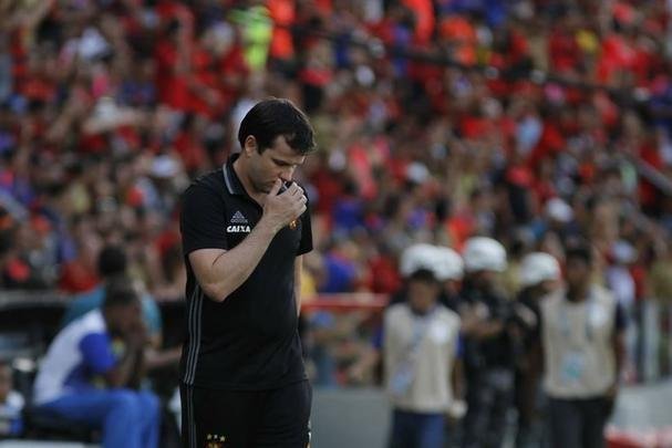 Ao empatar em 1 a 1 com os reservas do Santa Cruz, pelo Estadual, Daniel Paulista deixa o clube. Saída foi decidida após jogo na Ilha do Retiro, em reunião com a diretoria.
Treinador sai com 66% de aproveitamento. Com 25 partidas no comando do Leão, obteve 15 vitórias, cinco empates e cinco derrotas, ambas em 2017.