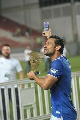 Entrega de medalhas e erguimento da taa: veja a festa do Cruzeiro com o bi do Mineiro