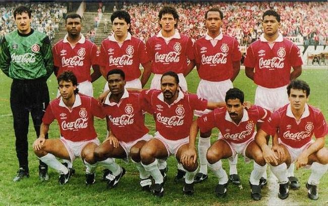 1992 - G�rson (segundo agachado da direita para a esquerda), do Internacional, foi o artilheiro com nove gols