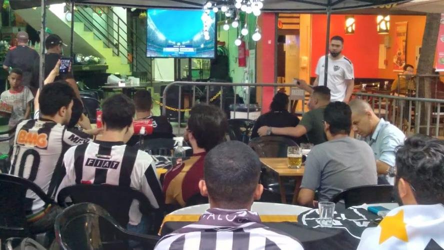 Nesta quinta-feira (2), torcedores do Atlético lotaram os bares de BH para acompanhar Bahia x Galo, jogo adiado da 32ª rodada do Campeonato Brasileiro. Na imagem, região da Savassi.
