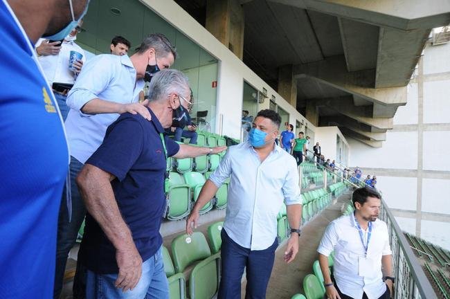 Ronaldo prestigiou vitria do Cruzeiro sobre a URT, por 3 a 0, no Independncia, e foi ovacionado pela torcida celeste