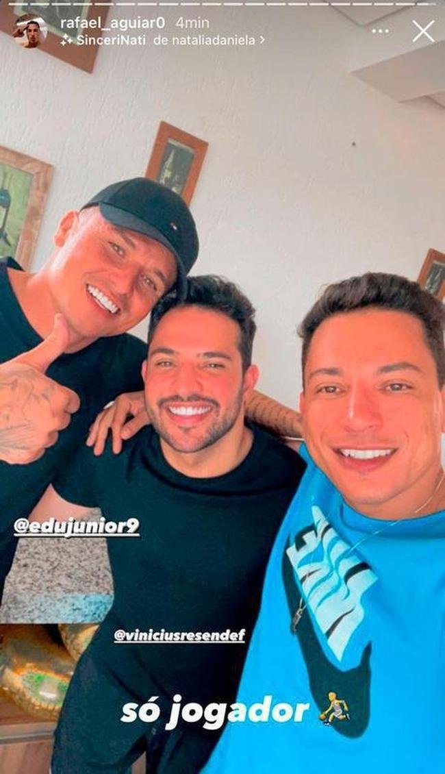 Natural do Rio de Janeiro, o atacante Edu permaneceu em Belo Horizonte. Ele posou com amigos em fotos publicadas no Instagram