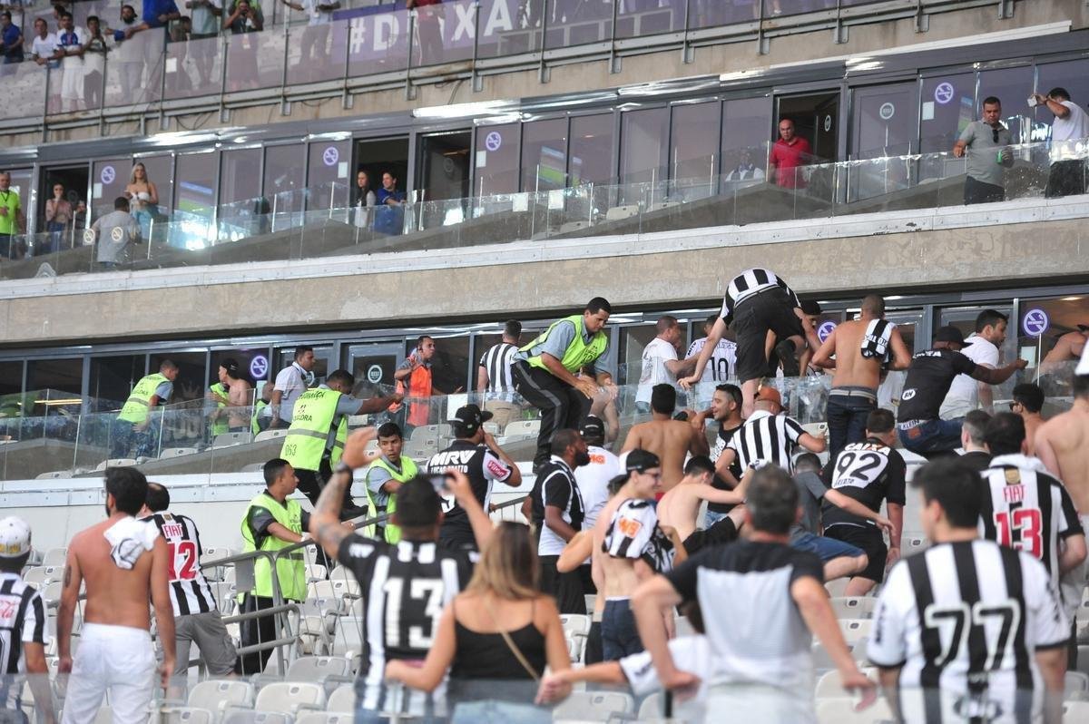 Atleticanos invadiram camarote de cruzeirenses, e torcedores entraram em confronto