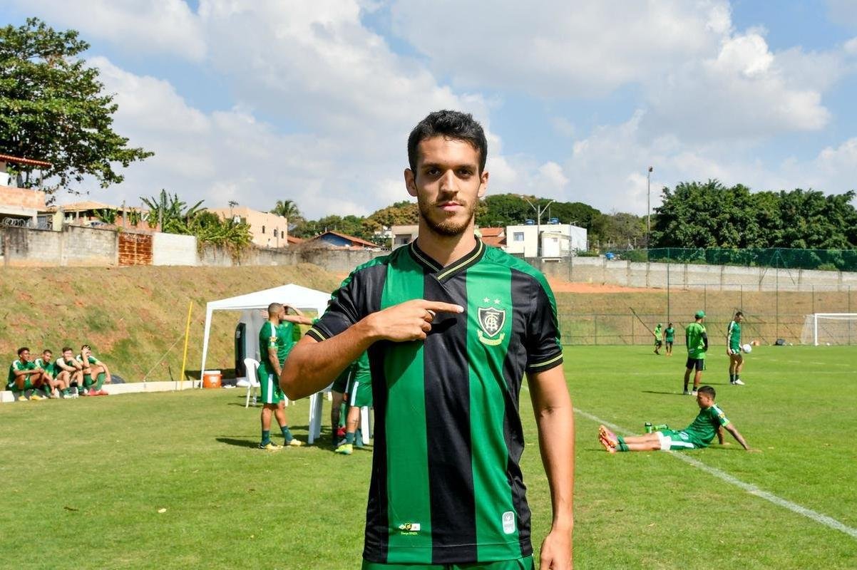 O zagueiro Lucas Kal foi o 12 reforo do Amrica para a temporada 2021. O defensor, que pertence ao So Paulo, assinou por emprstimo com o Coelho at maro de 2022.