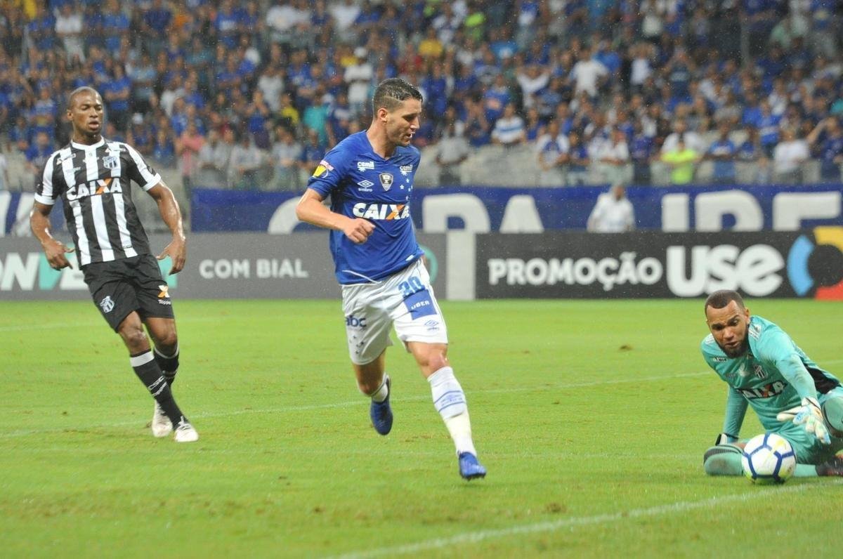 Fotos de Cruzeiro x Cear, no Mineiro, em jogo atrasado da 27 rodada do Brasileiro