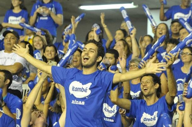 Veja fotos das torcidas na deciso da Superliga Feminina no Mineirinho