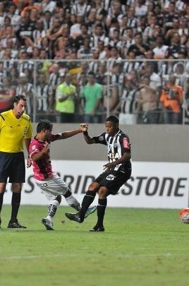 Robinho entrou em campo aos 10 do segundo tempo e teve estreia discreta pelo Atltico