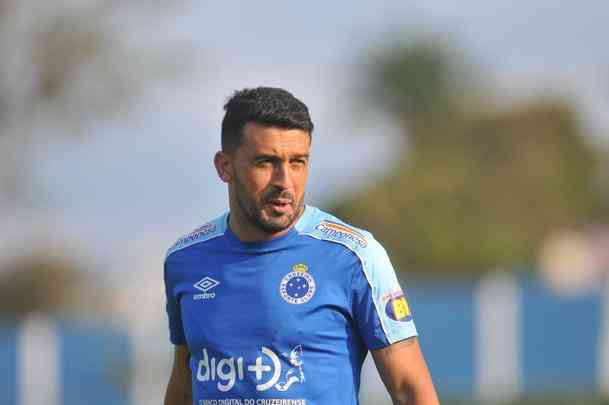 Fotos do primeiro treino de Abel Braga na Toca da Raposa II. Tcnico foi apresentado pelo Cruzeiro neste sbado e dirigir a equipe na segunda, s 20h, diante do Gois, no Serra Dourada, pela 22 rodada do Campeonato Brasileiro