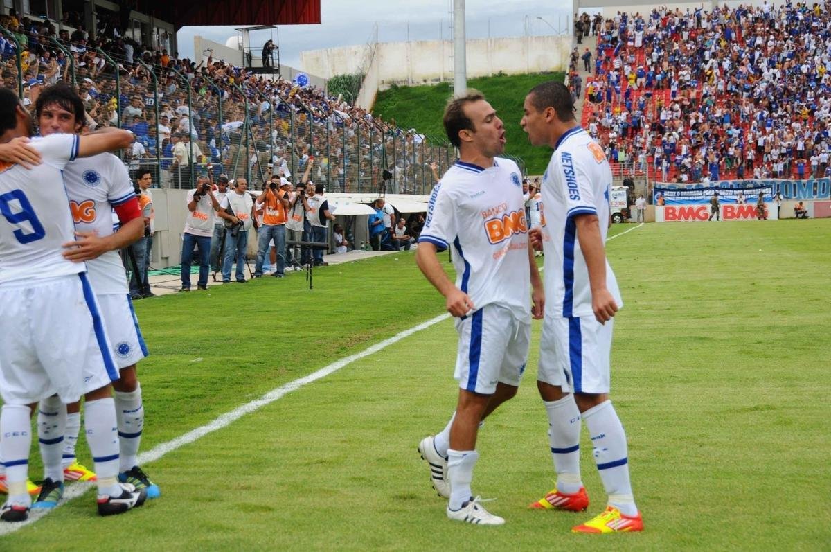 Na ltima rodada do Brasileiro de 2011, o Cruzeiro escapou de rebaixamento com goleada por 6 a 1 sobre o Atltico, na Arena do Jacar. 