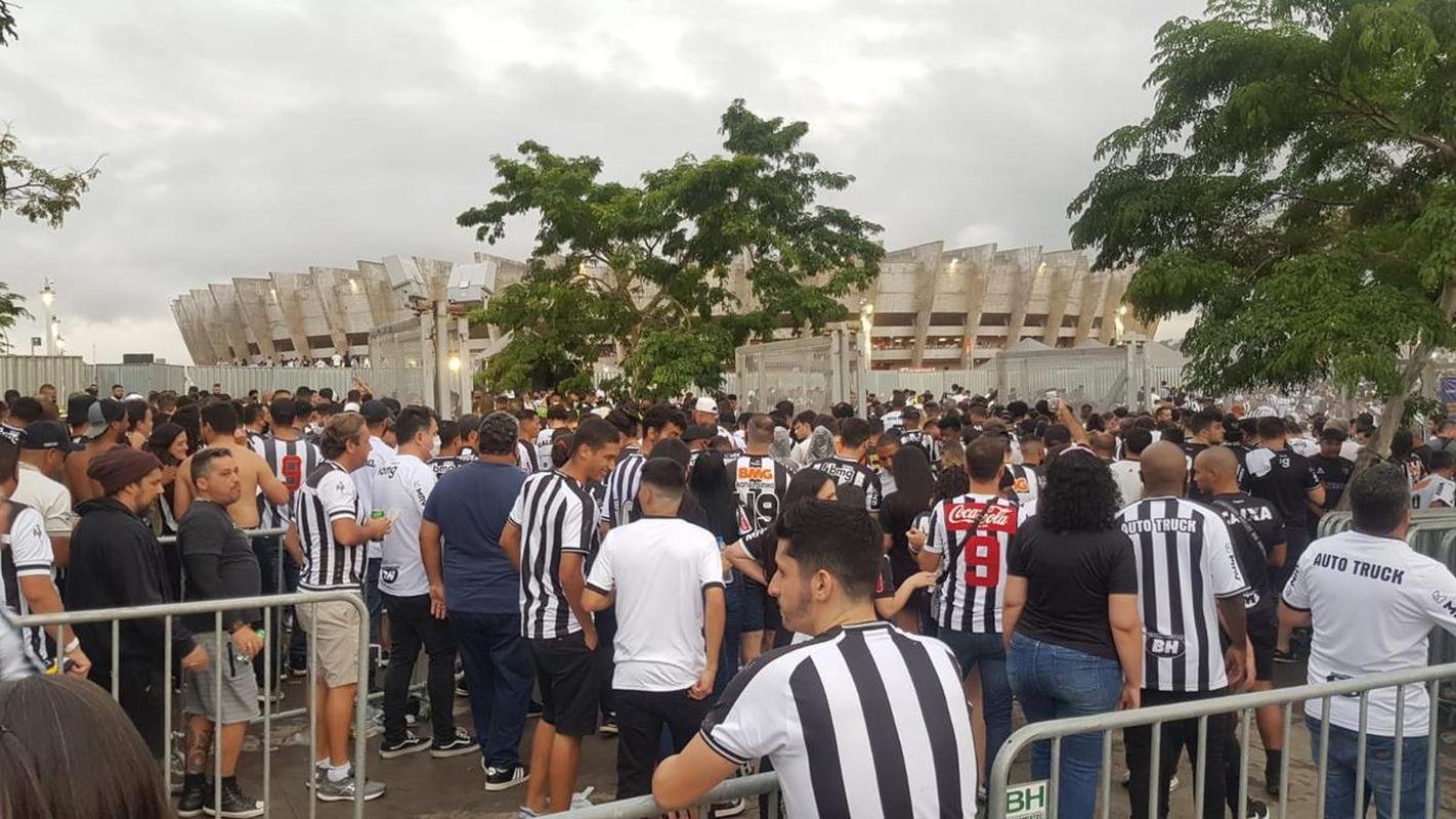 Torcida do Atltico no entorno do Mineiro antes da partida contra o Juventude pela 34 rodada do Campeonato Brasileiro