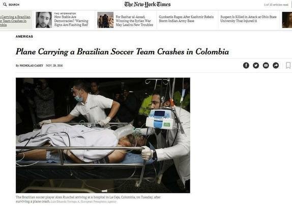 The New York Times (Estados Unidos) - Avio transportando time brasileiro de futebol cai na Colmbia. Na foto, o goleiro Alan Ruschel chegando ao hospital
