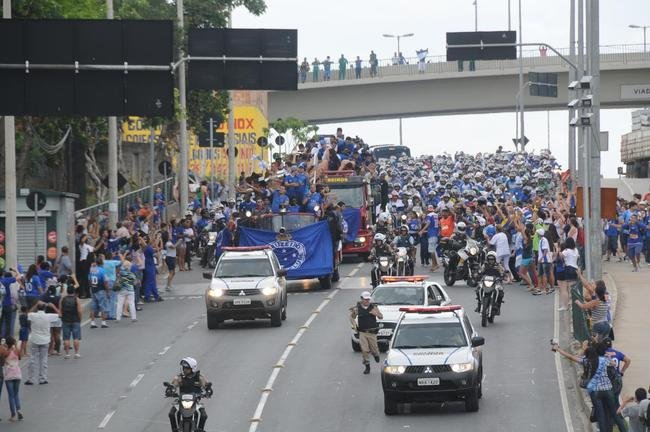 Depois de vencer o Vitria por 3 a 1 no Barrado, em Salvador, na noite de 13 de novembro de 2013, e confirmar o tricampeonato brasileiro, o Cruzeiro desembarcou em Confins numa quinta-feira e foi recebido por milhares de pessoas nas ruas de Belo Horizonte. O elenco desfilou em carro pela Avenida Antnio Carlos, pela Avenida Afonso Pena, no Centro, e foi em direo  sede do Barro Preto. Esta, sem dvida, foi a festa que envolveu o maior nmero de pessoas na capital mineira.