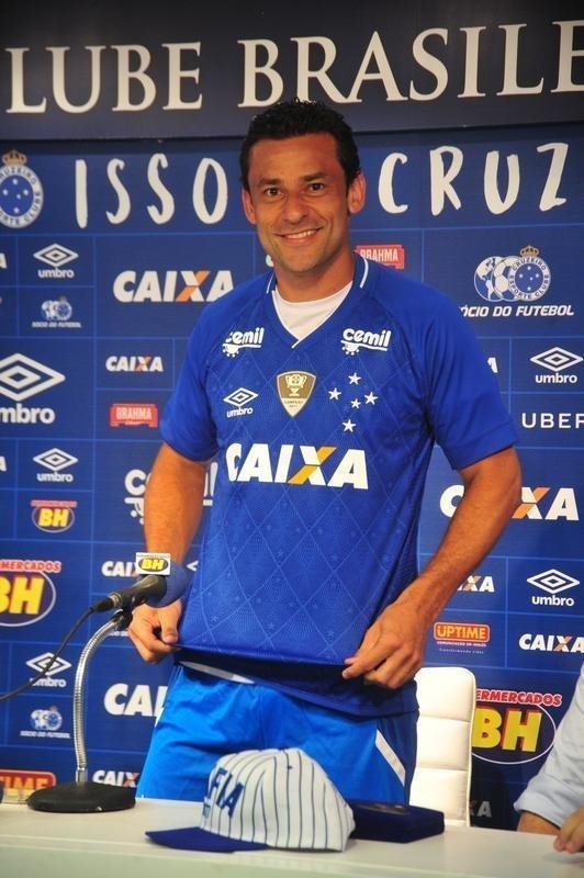 Fred foi apresentado no Cruzeiro pelo presidente Wagner Pires de S e pelo vice Itair Machado