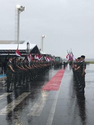 Honras militares na chegada das vítimas ao Aeroporto de Chapecó. Presidente Michel Temer esteve presente