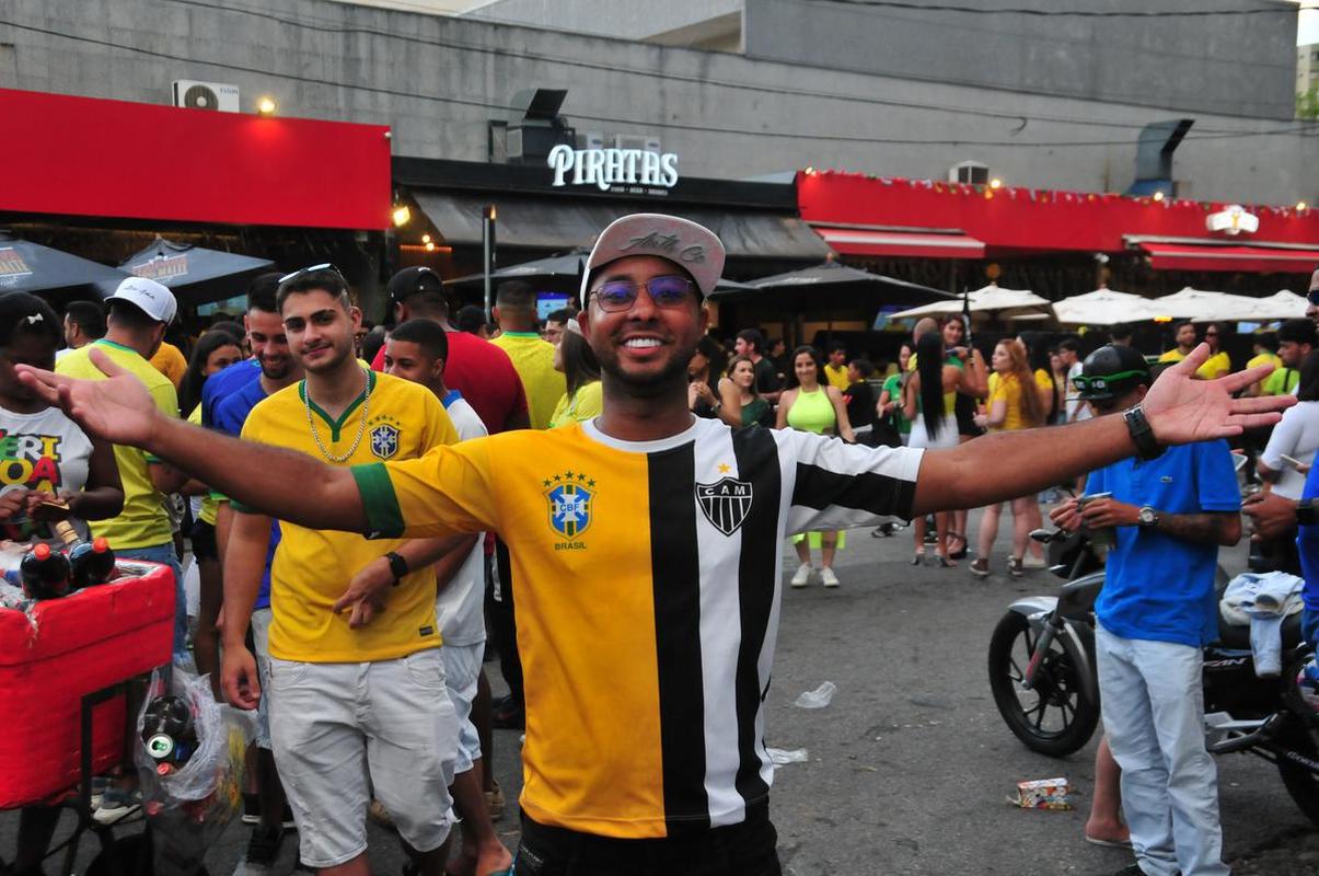 Movimento na Rua Alberto Cintra, em BH, durante jogo do Brasil contra a Srvia, pela abertura da Copa do Mundo do Catar