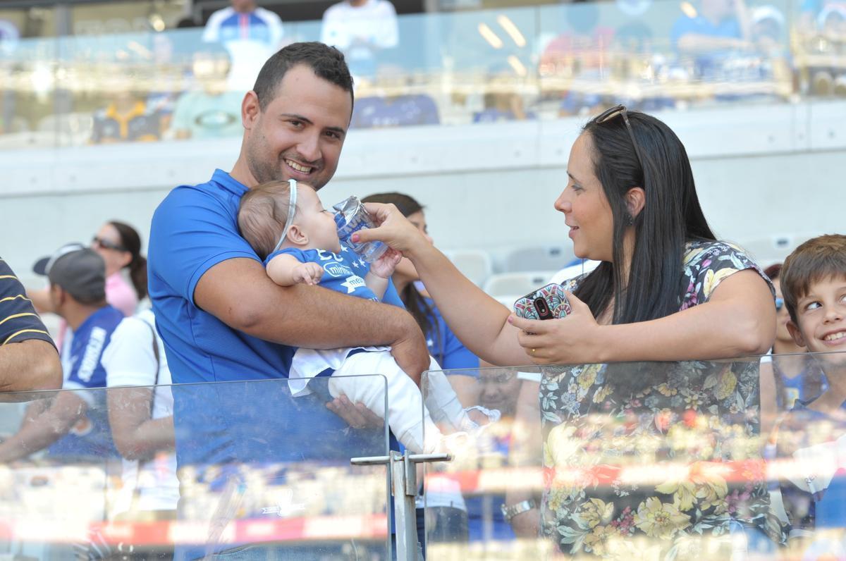 Imagens das torcidas de Cruzeiro e So Paulo no Mineiro