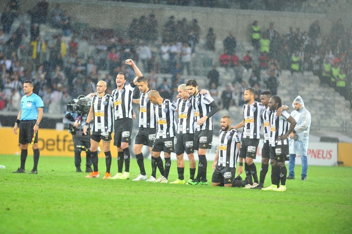 Atltico perdeu por 4 a 3 para o Coln nos pnaltis e foi eliminado da Copa Sul-Americana. Goleiro argentino Burin defendeu penalidades de Rver e Cazares