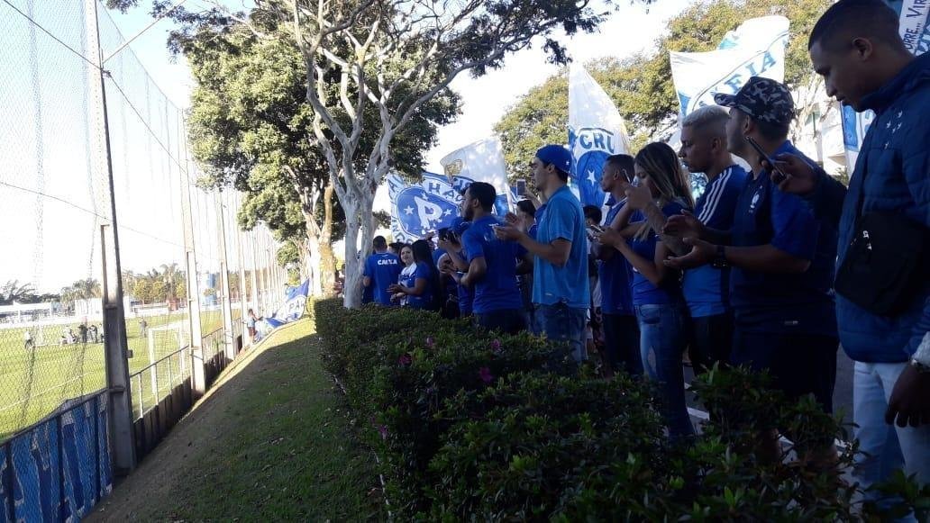 Torcida viu minutos iniciais do treino desta quinta-feira