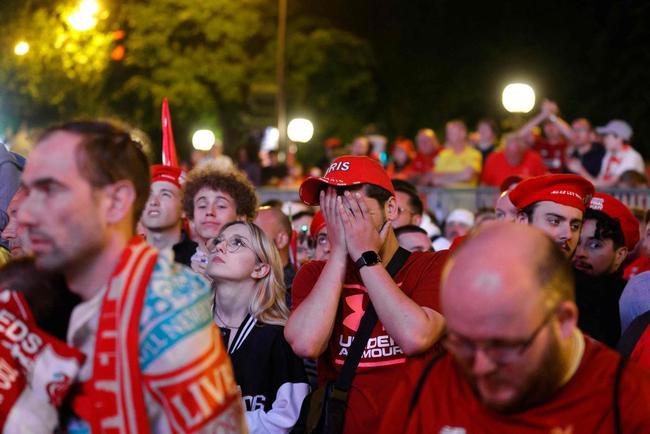 Fotos da decepo de torcedores e jogadores do Liverpool com a perda do ttulo da Champions League