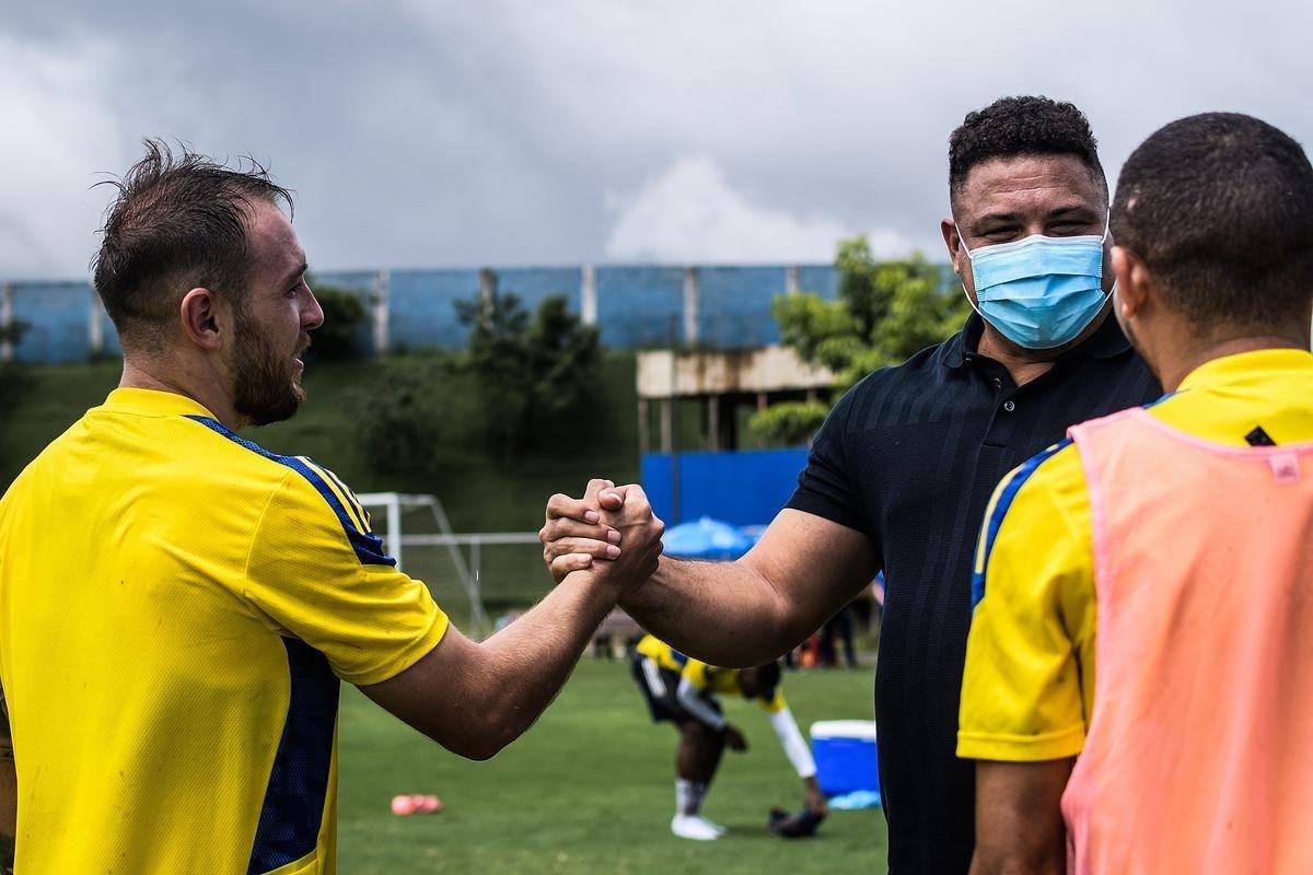 Em sua primeira visita  Toca da Raposa II, Ronaldo concedeu entrevista coletiva e teve contato com jogadores e comisso tcnica do Cruzeiro. Ele tambm se encontrou com scios da categoria Diamante.