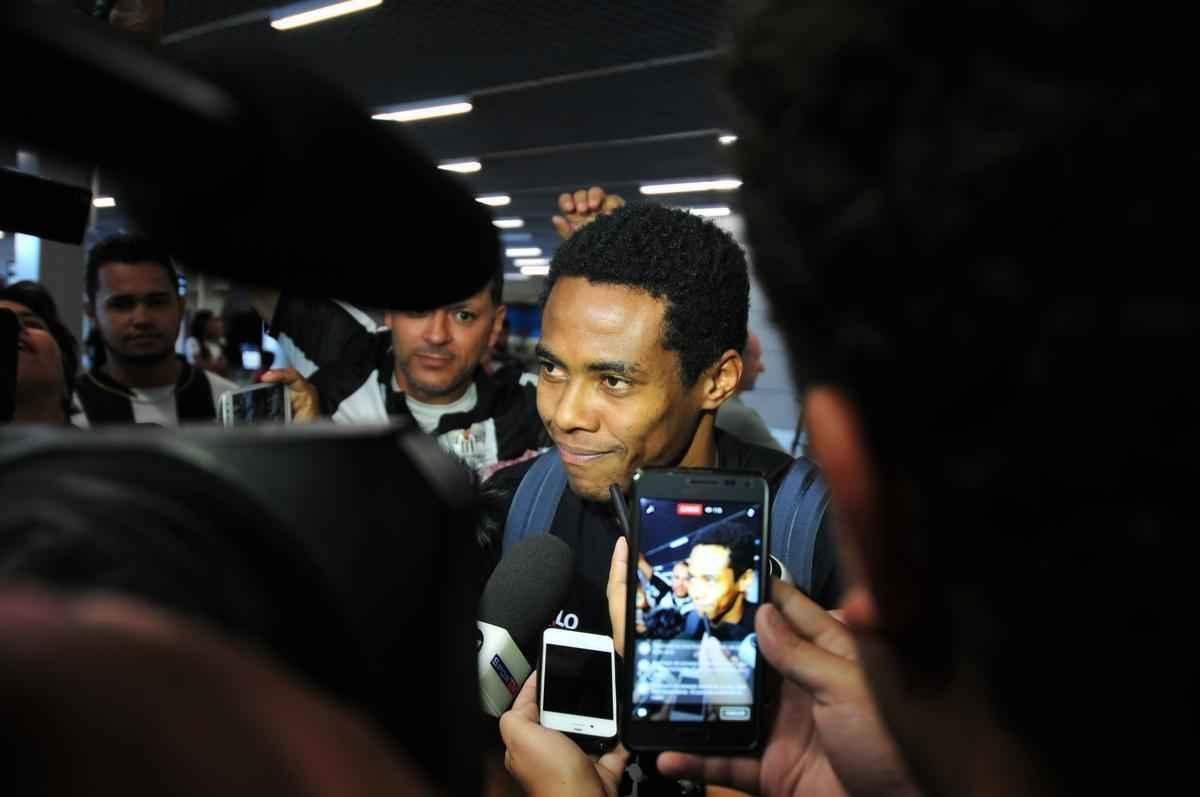 Novo reforo do Atltico, Elias chega a Belo Horizonte. Volante assinou contrato por trs anos