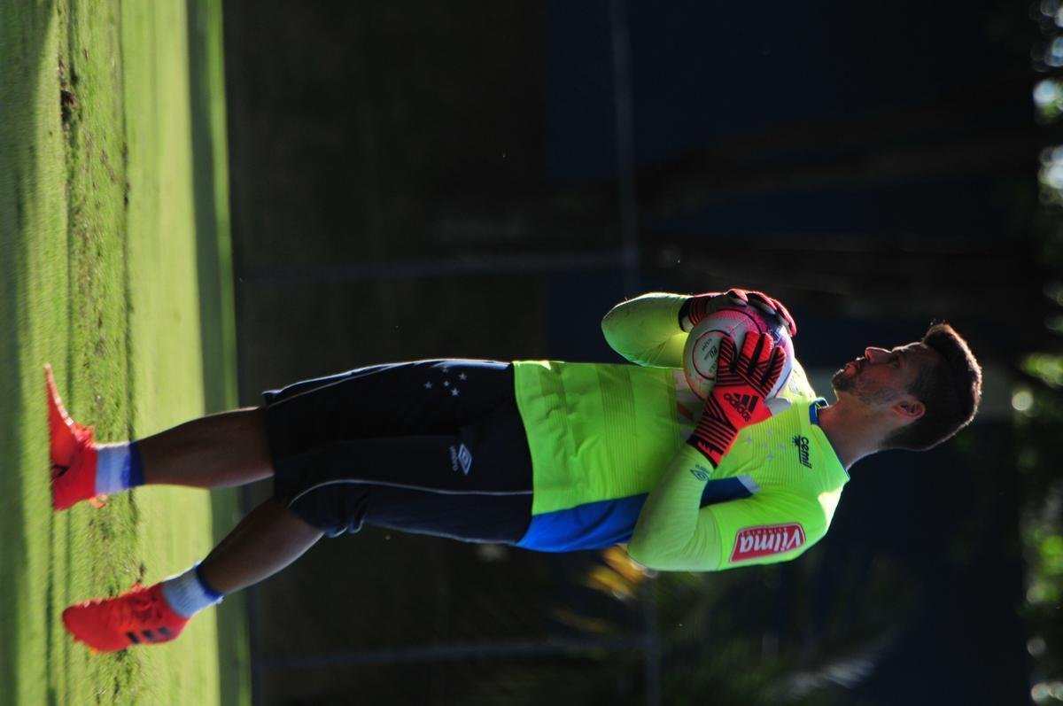 Sem Thiago Neves, que est com desgaste na panturrilha, Mano Menezes escalou o time titular do Cruzeiro no coletivo com Fbio; Lucas Romero, Leo, Murilo e Egdio; Henrique e Ariel Cabral; Robinho, Arrascaeta e Rafinha; Fred. Os reservas atuaram com Rafael; Arthur, Digo, Manoel e Marcelo Hermes; Lucas Silva, Nonoca e Bruno Silva; Rafael Marques, Rafael Sobis e Judivan