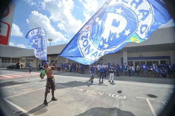 Torcedores do Cruzeiro organizaram uma grande festa no embarque do time para So Paulo