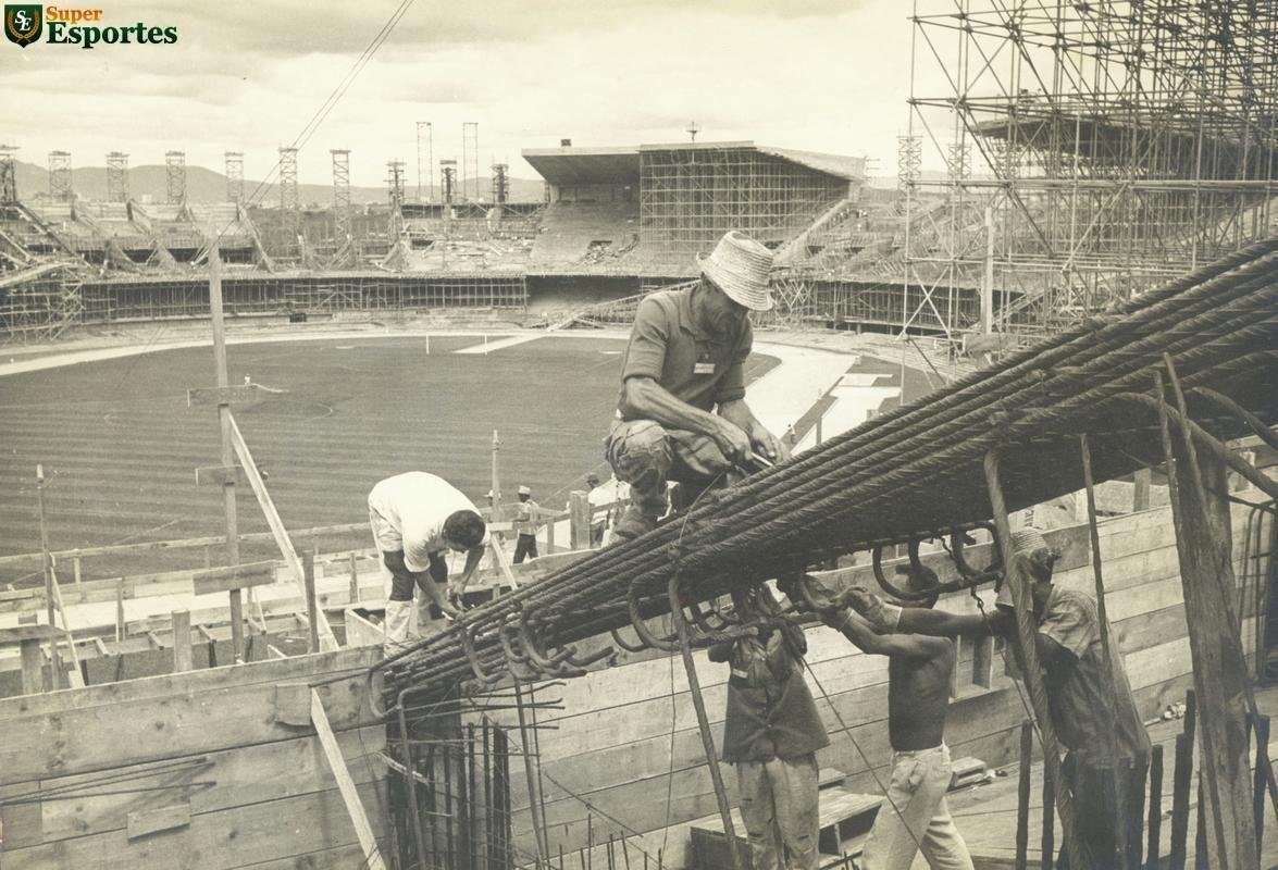 Maio de 1965 - Operrios trabalham na obra de construo do Mineiro. Arquibancadas sendo montadas.