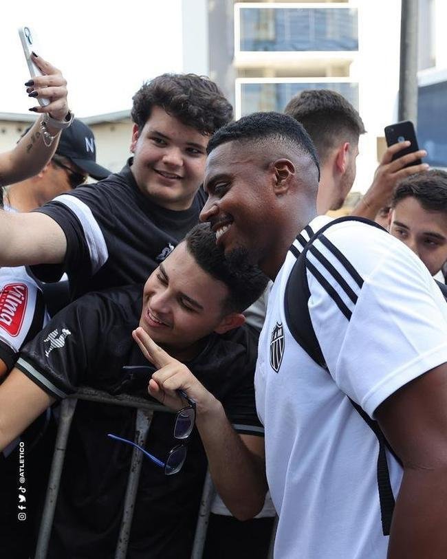 Torcedores recepcionam jogadores do Atltico em Ipatinga