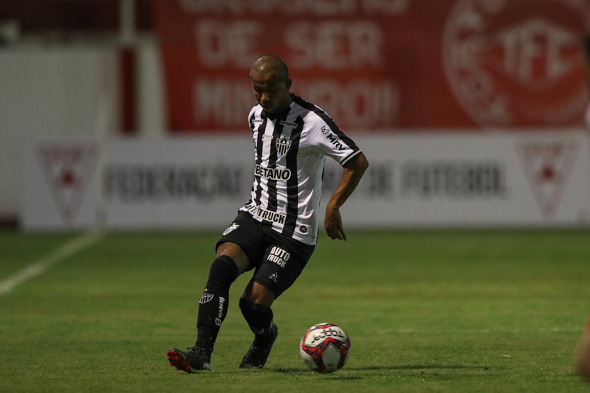 Tombense e Atlético se enfrentaram nesta quinta-feira (4), em partida válida pela 2ª rodada do Campeonato Mineiro. O confronto foi realizado no Estádio Antônio Guimarães de Almeida, em Tombos. No primeiro tempo, uma queda de energia paralisou a partida por cerca de 20 minutos.