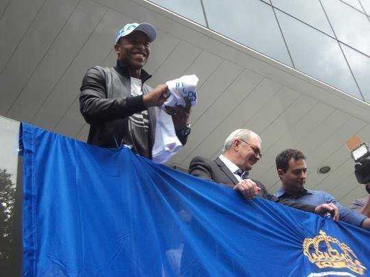 Novo reforo do Cruzeiro, Jlio Baptista foi recepcionado pelo presidente Gilvan de Pinho Tavares e acenou para torcedores da sacada da sede administrativa no Barro Preto