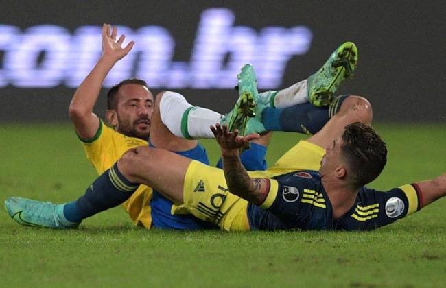 Brasil e Colmbia se enfrentaram no Estdio Nilton Santos, pelo Grupo B da Copa Amrica