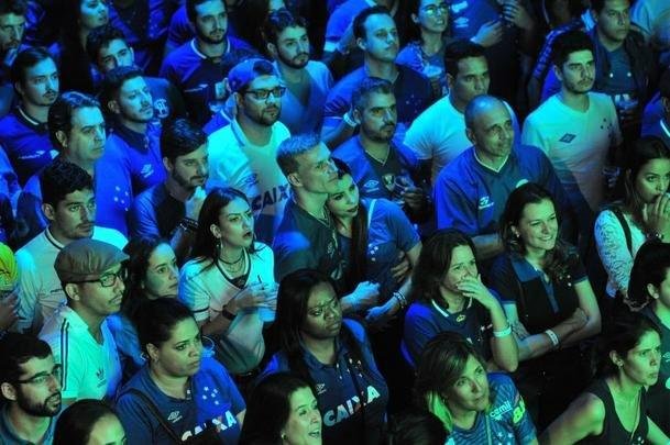Torcedores do Cruzeiro acompanham final da Copa do Brasil no Mercado Distrital do Cruzeiro, em Belo Horizonte