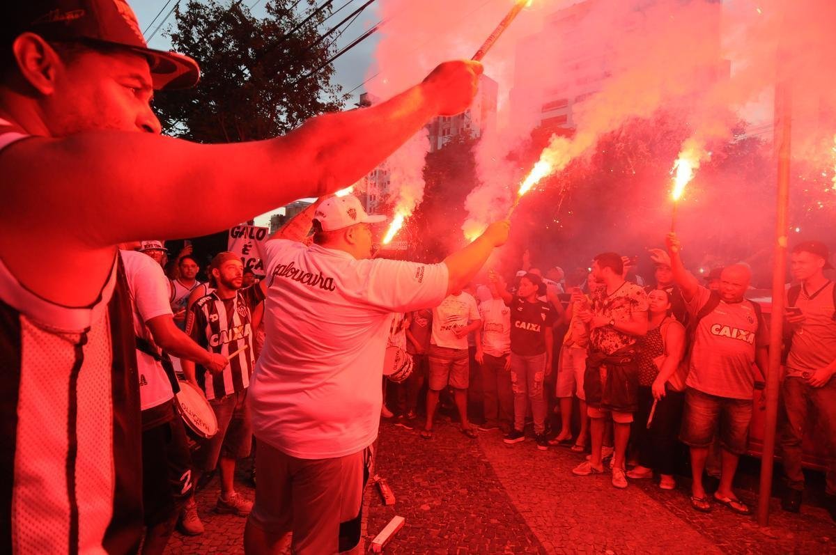 Depois de protesto na madrugada, torcedores do Atltico voltaram  sede de Lourdes, em BH, no final da tarde desta sexta-feira para atacar a diretoria do clube e os jogadores. Time foi goleado por 4 a 1 pelo Cerro Porteo na quarta-feira, em Assuno, e passou a ter chances remotas de se classificar s oitavas de final da Copa Libertadores. No domingo, Galo abre final do Mineiro contra o Cruzeiro, no Mineiro. Presso tenta mexer com brios do elenco s vsperas da deciso.
