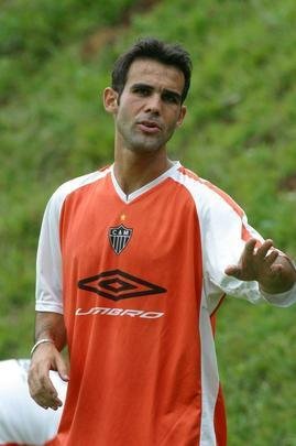 Adriano - Revelado pelo América em 2001, Adriano foi contratado pelo Atlético em 2004, ficando no clube até meados de 2005. No Galo, o zagueiro cometeu muitas falhas, marcou gol contra e é considerado pela torcida um dos culpados pela queda do time na Série A de 2005. Ele atuou 58 vezes pelo clube.