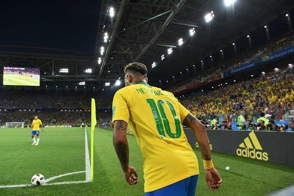 Poucas quedas, assistência e 'ousadia': a atuação de Neymar contra a Sérvia