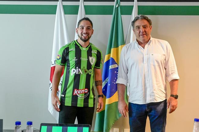 Reforço do Coelho, Benítez foi apresentado após sessão de fotos e autógrafos